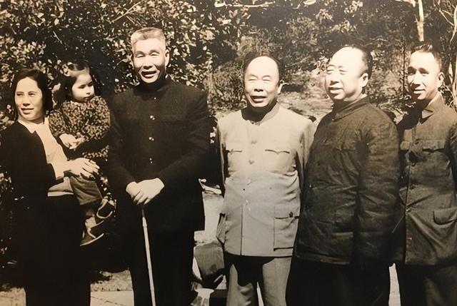 1959年的一天，受到错误批判的原总参谋长粟裕，在海军司令员肖劲光的陪同下，来到