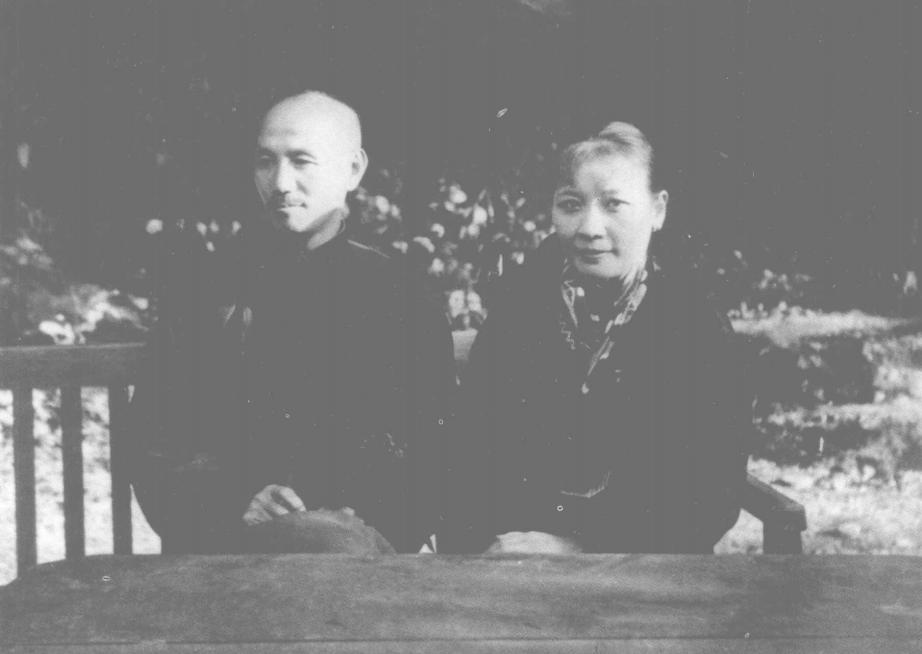 结婚后的蒋介石和宋美龄。
1927年结婚时，蒋介石40岁，早已经有过好几个妻妾。