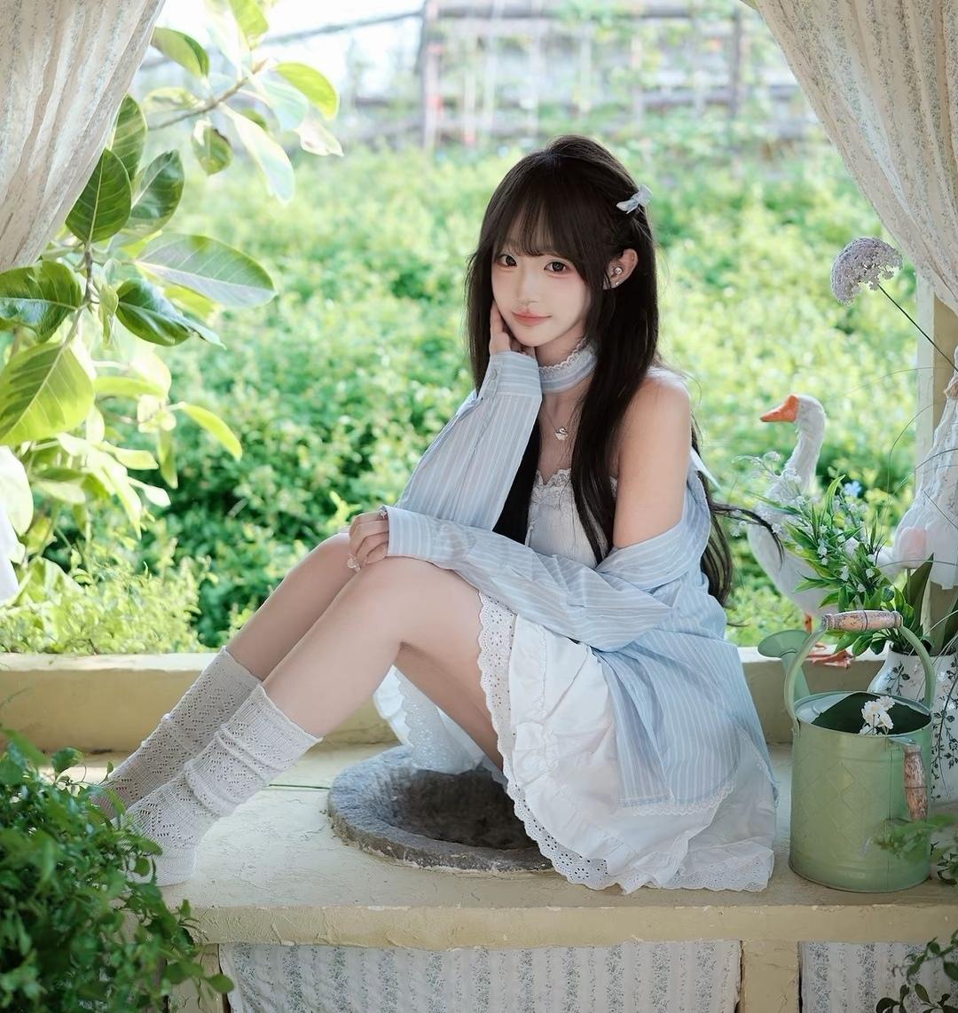 梦幻花园里的少女，清新甜美，宛如童话世界。