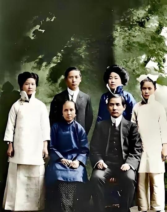 孙中山先生的全家福，如果你认识三位，一定是历史课代表，我立即拜你为师！！