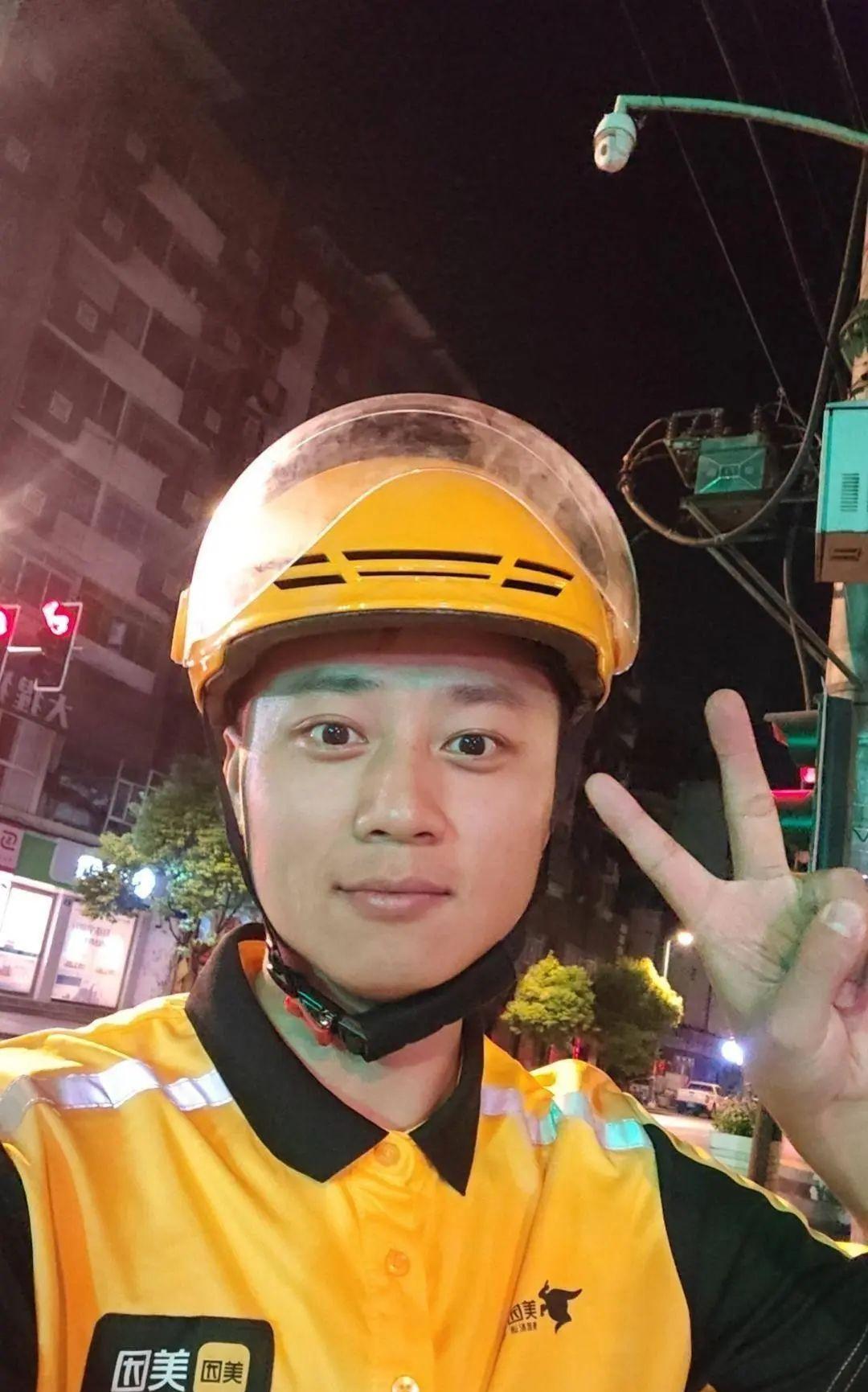 25岁外卖员张学强火了，先是5年跑16万单、行程32万公里，在上海攒下112万，