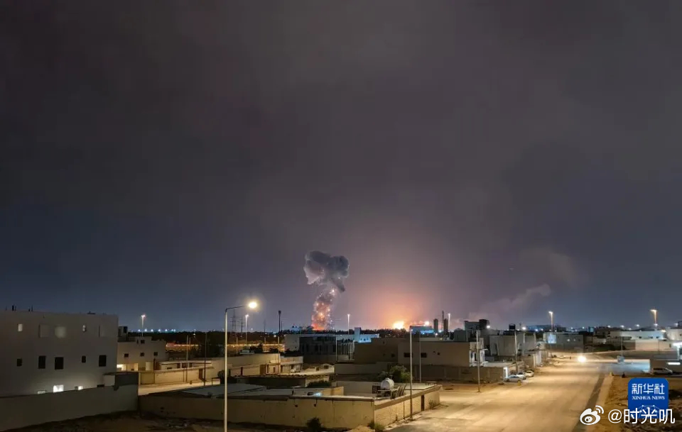 沙特首都遭袭现场升起蘑菇云 沙特阿拉伯国防部18日晚发布消息说，该国首都利雅得当