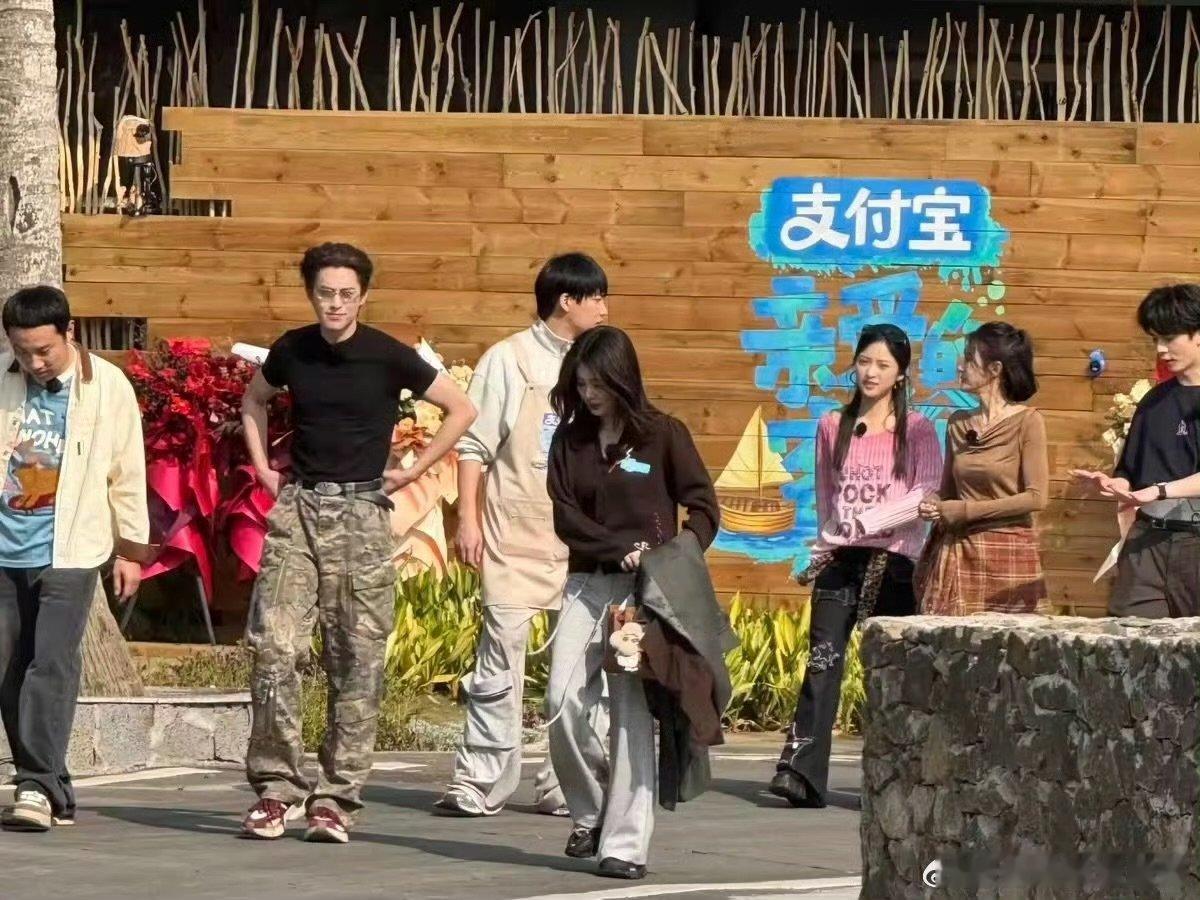 朋友在一起就是最好的瞬间亲爱的客栈 老友齐聚亲爱的客栈，快乐根本藏不住！ 