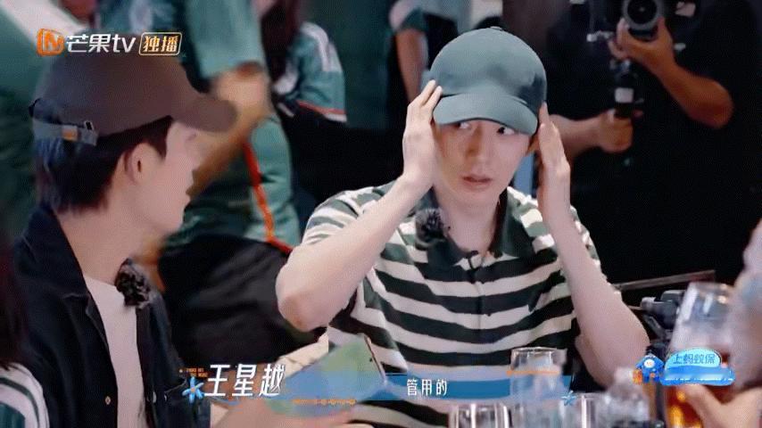 王星越给邓为夹肉王星越问邓为头还疼吗哈哈哈哈花少8聚餐的暖心小细节来了！饭桌上王