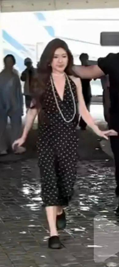 以前也没发现赵露思头大脖子短呀 ​​​