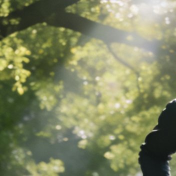 背包放在门边，明早早起准备跑步。此刻只愿安心入睡，晚安，愿夜的温柔护你周全。 