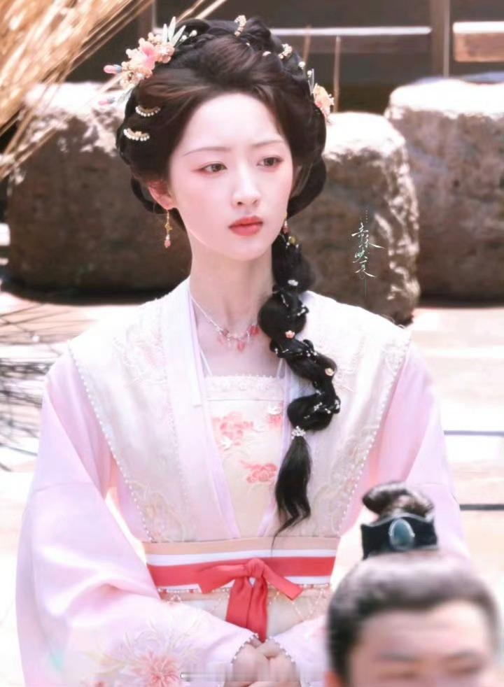 白鹿，卢昱晓，赵今麦，邓恩熙同款古装侧麻花辫造型🈶前两个是仙侠剧这个造型还好，