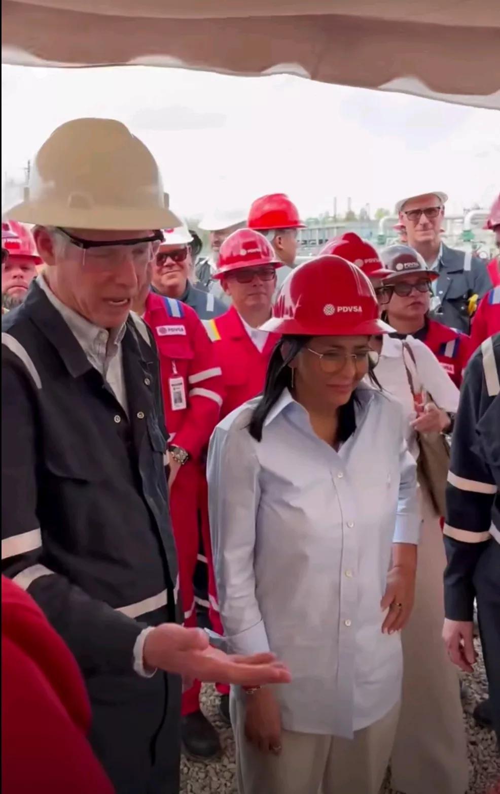 《金融时报》报道，当地时间13日，美国能源部长赖特表示，按照此前和委内瑞拉临时政