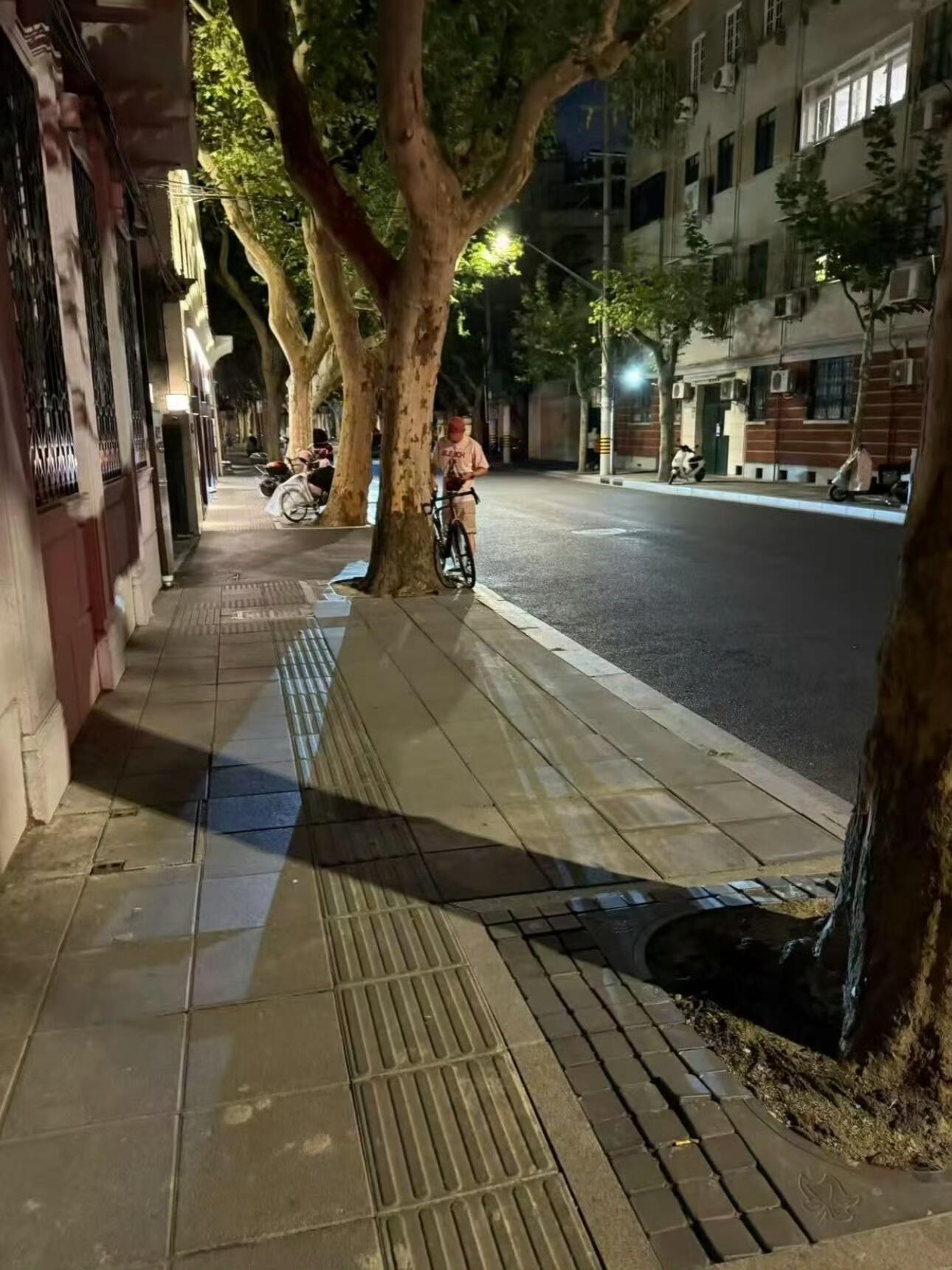 黄景瑜︱路人偶遇系列20250910今晚的路人偶遇我也刚加完班，散步回家，我刚才
