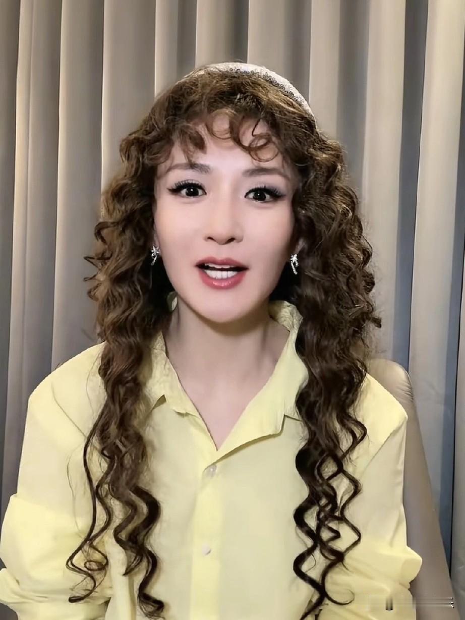 看完谢娜直播，
突然觉得大家都应该向她道歉。

开巡回演唱会不是她自己要开的，是