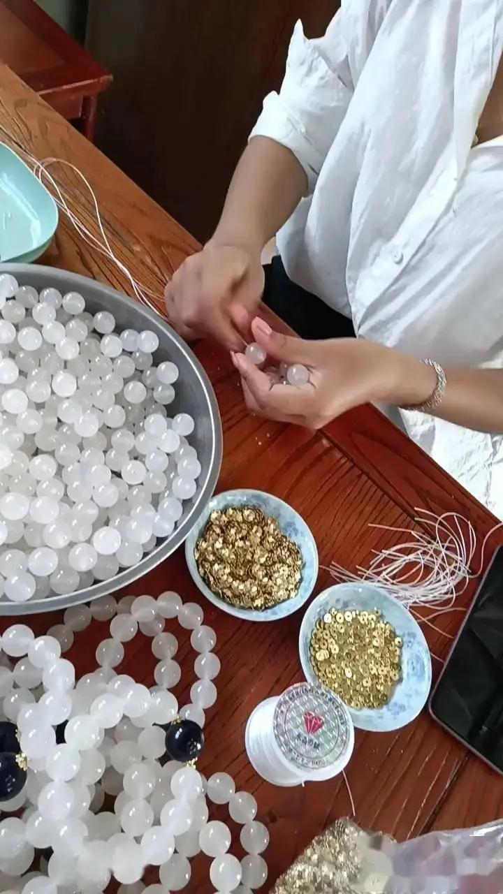 “40万换300块！”2026年6月，中文媒体曝光过一件事，成都一位姓张的全职妈