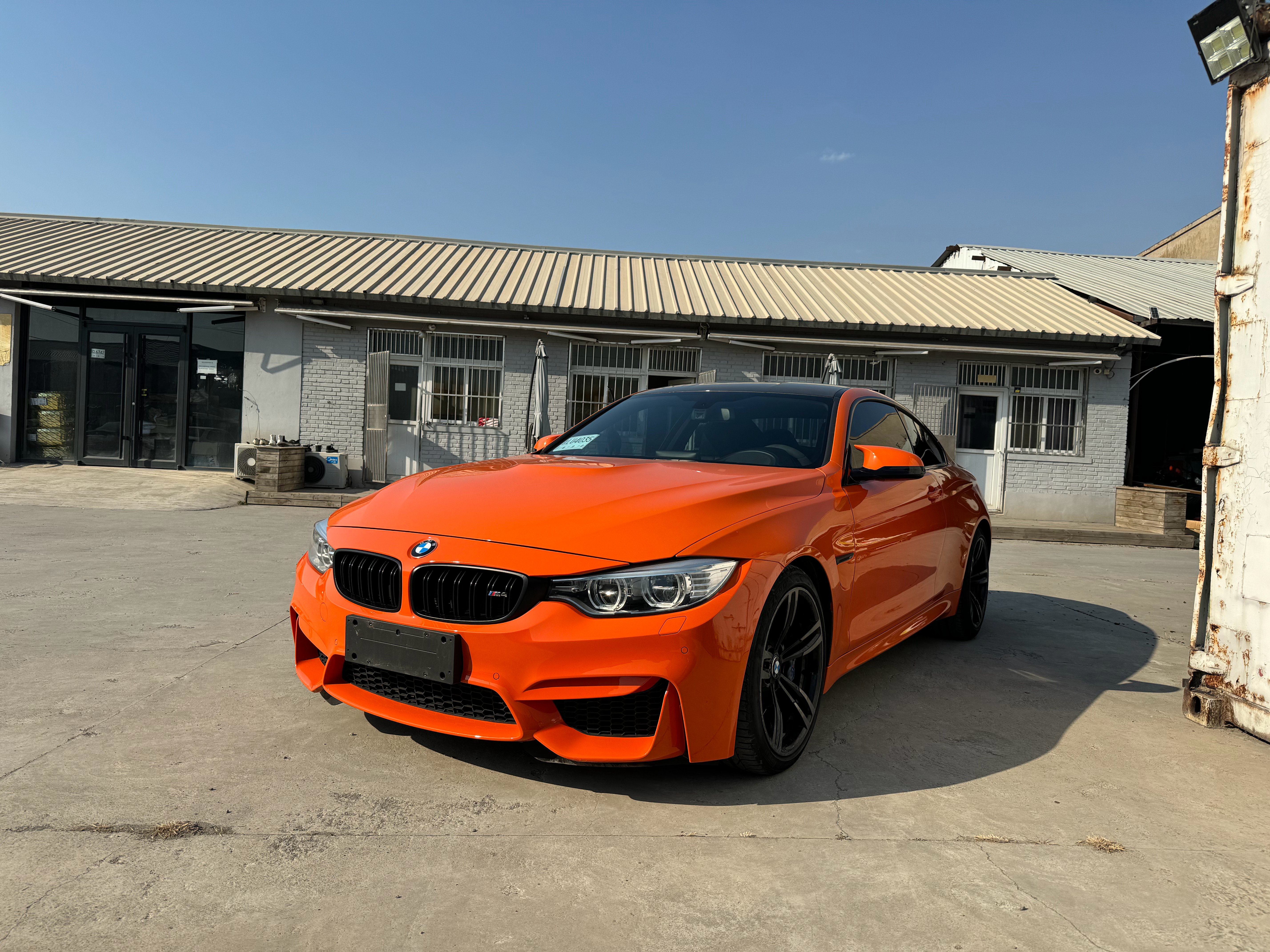 临牌状态的MPower，帅吧？我说F82M4是宝马M设计巅峰，可能会有人有不同意