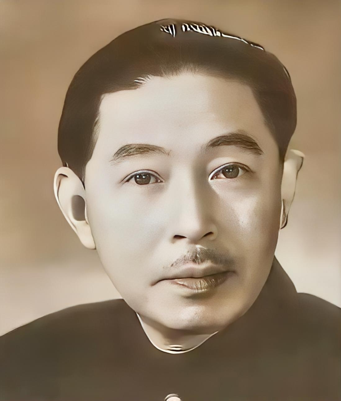1928年，32岁的茅盾出轨23岁的女学生秦德君。不久后，秦德君怀孕，茅盾一把将