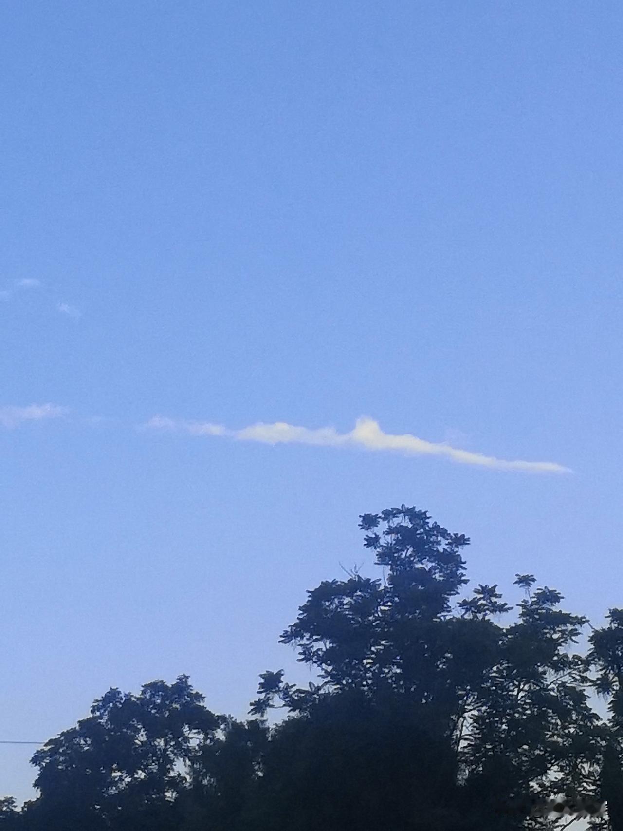 天空之镜
大自然也有色彩的天空中呈现美丽的风景。天空中带一杠白，云中却出现了一个