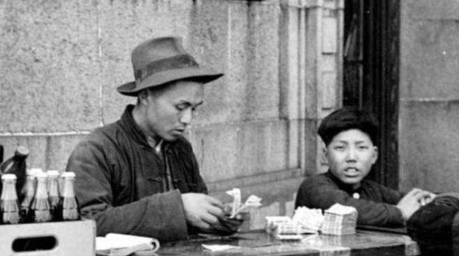 1947 年，他亲手参与铡死 15 岁的刘胡兰，升官后隐姓埋名摆摊度日躲了四年，