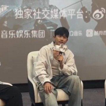 张杰说唐嫣性格像另一个我。真的很羡慕唐嫣啊。事业爱情都美满还有可爱的女儿[爱慕]