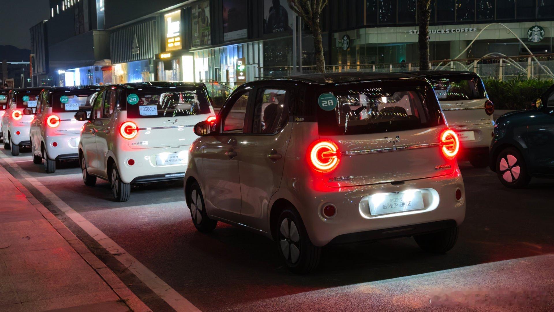 明天开这个接地气的国民小车这个墨绿色是好看的，确实更mini了内饰也优雅温馨了很