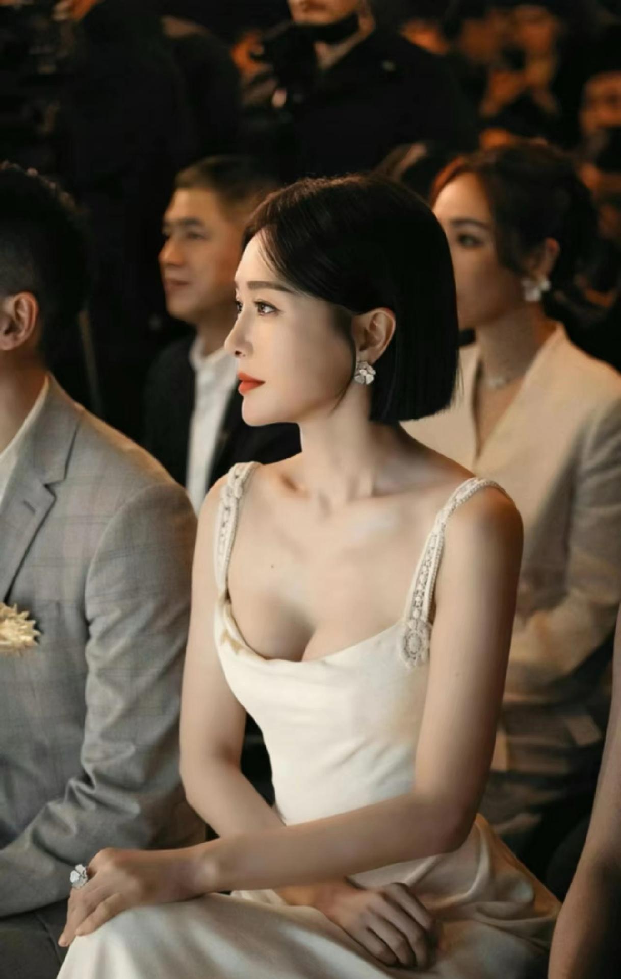 秦岚这侧颜绝美。

秦岚很美，气质好，最喜欢她与小乖乖拍的那部剧，看了N遍，喜欢