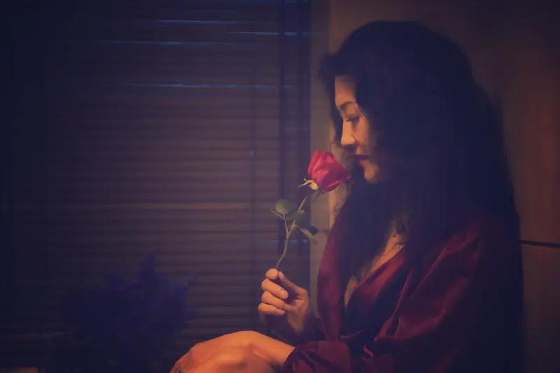 容易被已婚男人盯上的女人，有这么几类。
一类是缺钱的女人。爱情常常败给现实，钱有