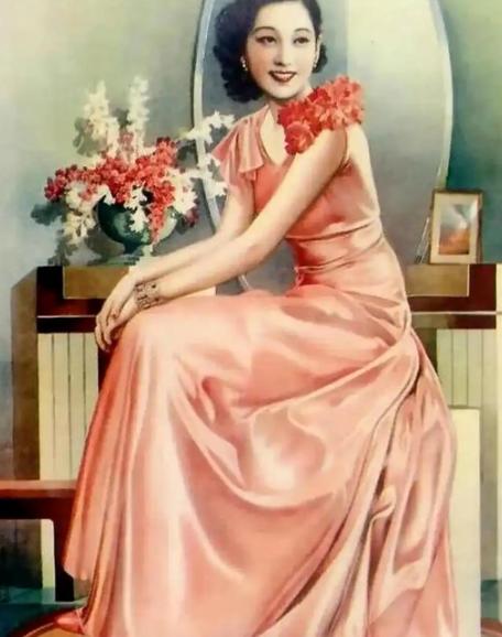 1936年的香港，一对男女亲热过后，男人伸手抚摸着对方，接着凑到耳边轻声说了句话