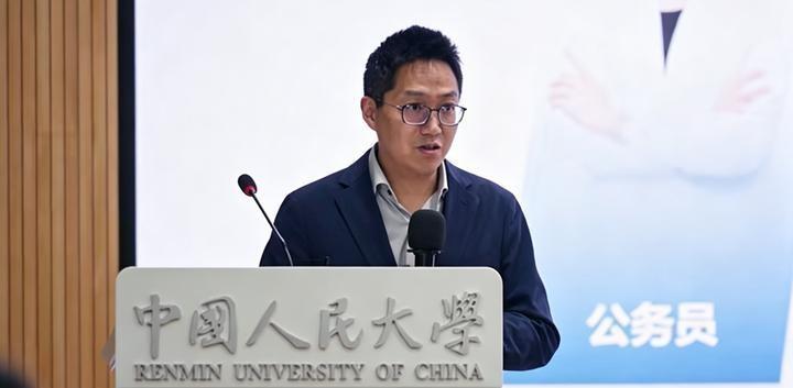 近日，在中国人民大学的一座大礼堂里，几千名正处于职业十字路口、带着迷茫与期许的年