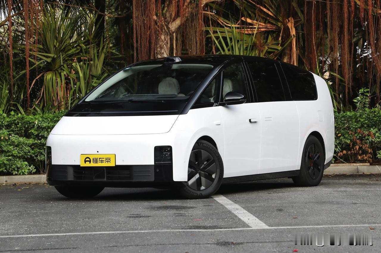 目前新能源市场挺火的几款MPV，如果单论外观哪款更好看？
1、理想MEGA
2、