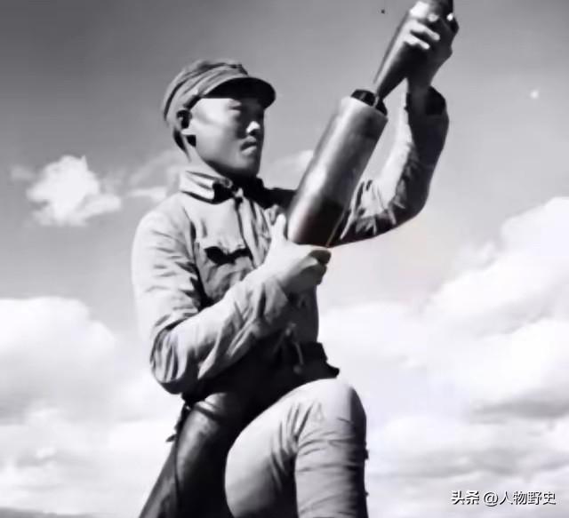 1945年，迫击炮手陈宝柳正在山间休整，无意间瞥见不远处的榕树下，盘踞着三十余名