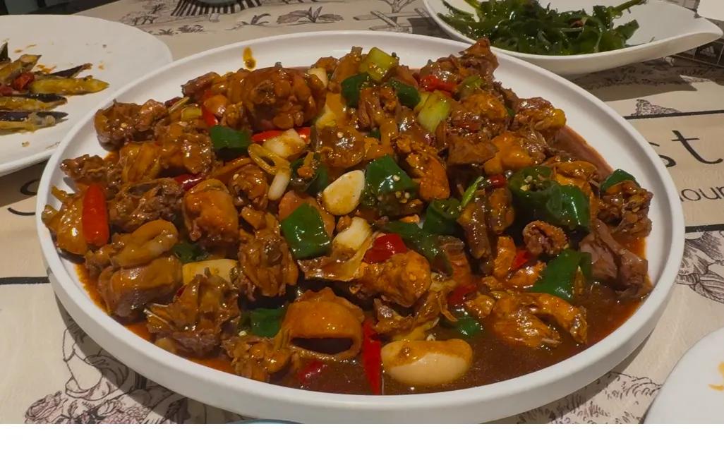 为了一盘炒鸡，我们又一次来到了临沂。

我与之重逢的不只是一座城，更是一份鸡。