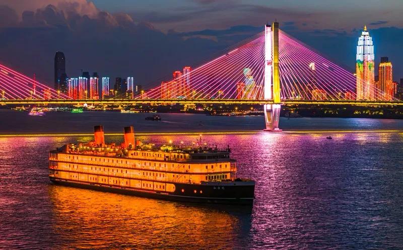 新冠疫情就像一只无形的大手，彻底搅乱了世界格局。疫情时，全球石油需求骤降30%，