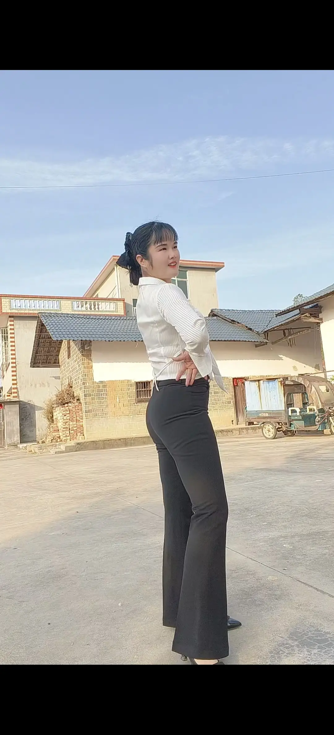 再过半个月枇杷熟了，再过一个月杨梅又熟了，我舍不得走