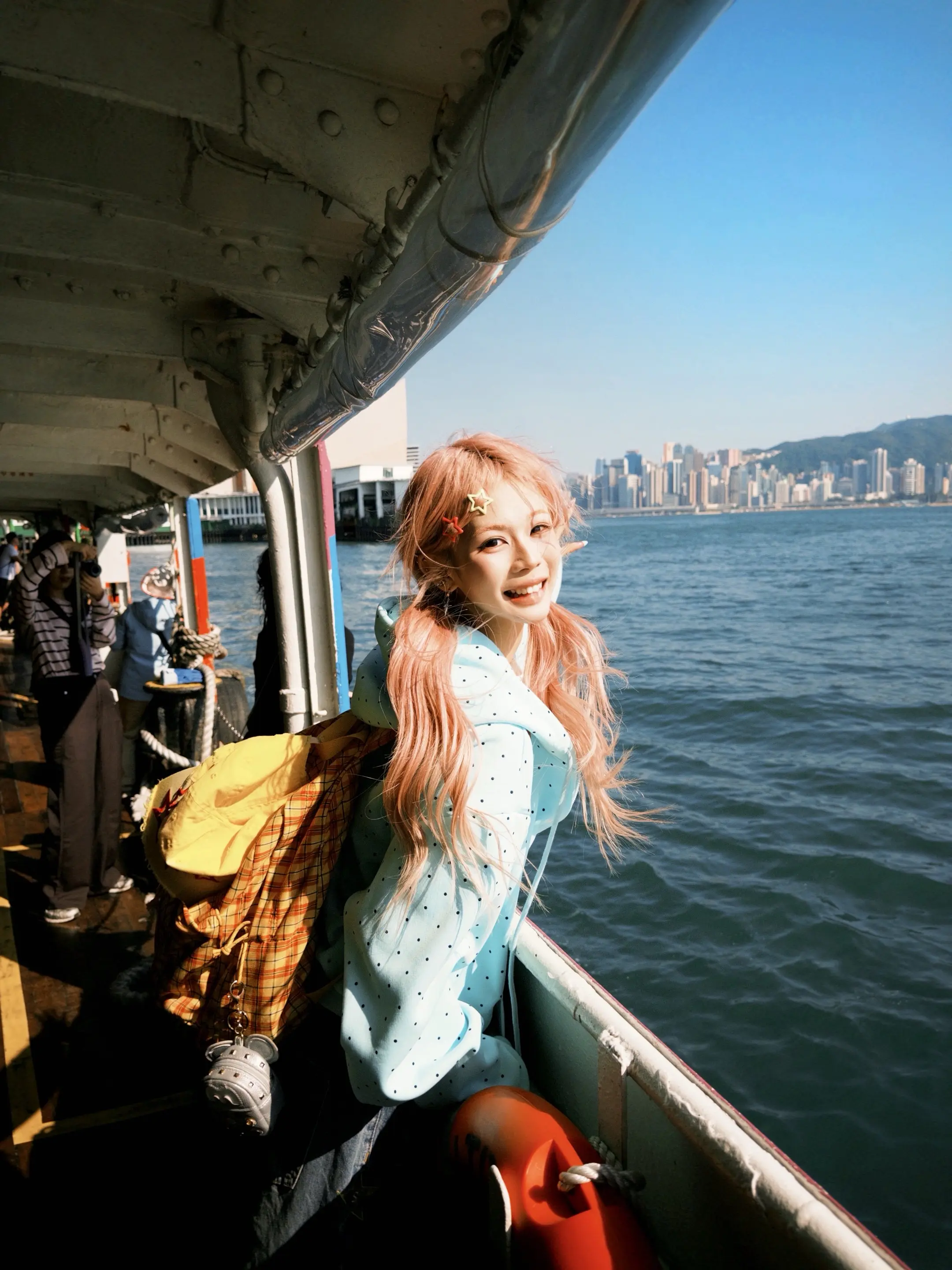 阳光照亮着你眼睛 不需要再躲也美丽