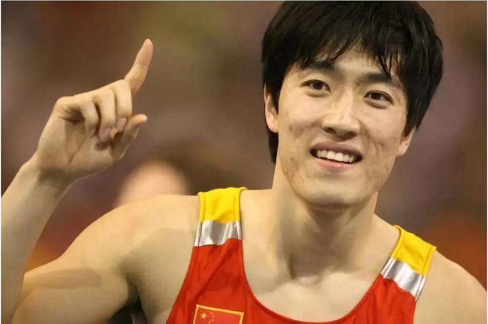2004年刘翔雅典夺冠获赠一套新房。两年后为让恩师孙海平住得更舒服，他主动接下楼