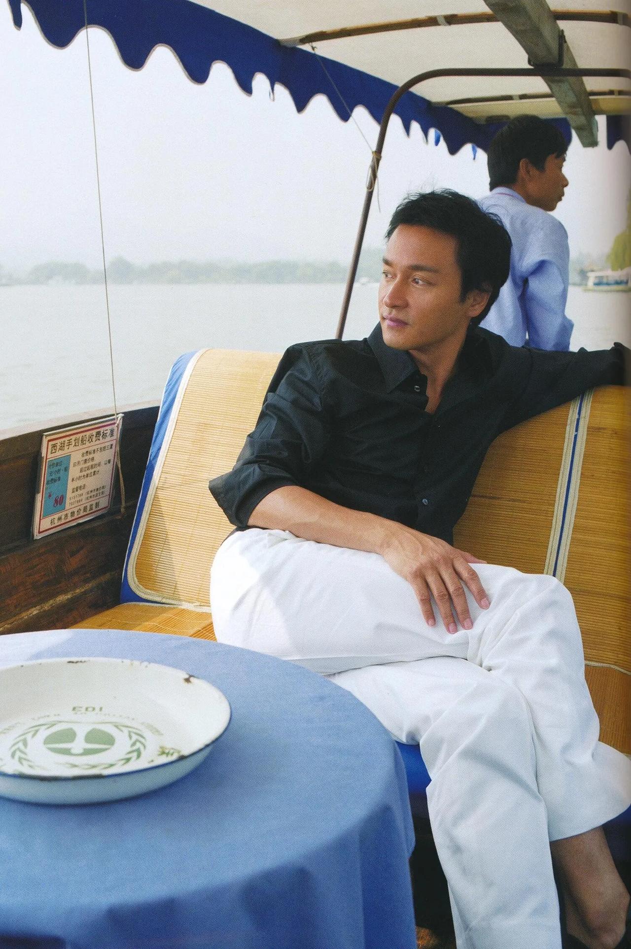 一些陈年旧照，2000年张国荣游西湖！

不知道当时哥哥张国荣在想什么呢，是不是