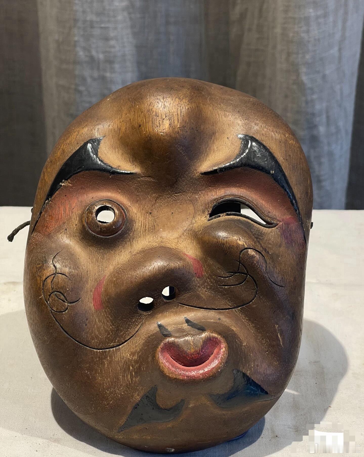 那天没事干在那看动画片，看到个里面有个日本传统的面具，动画片里都是铁匠戴的，一下