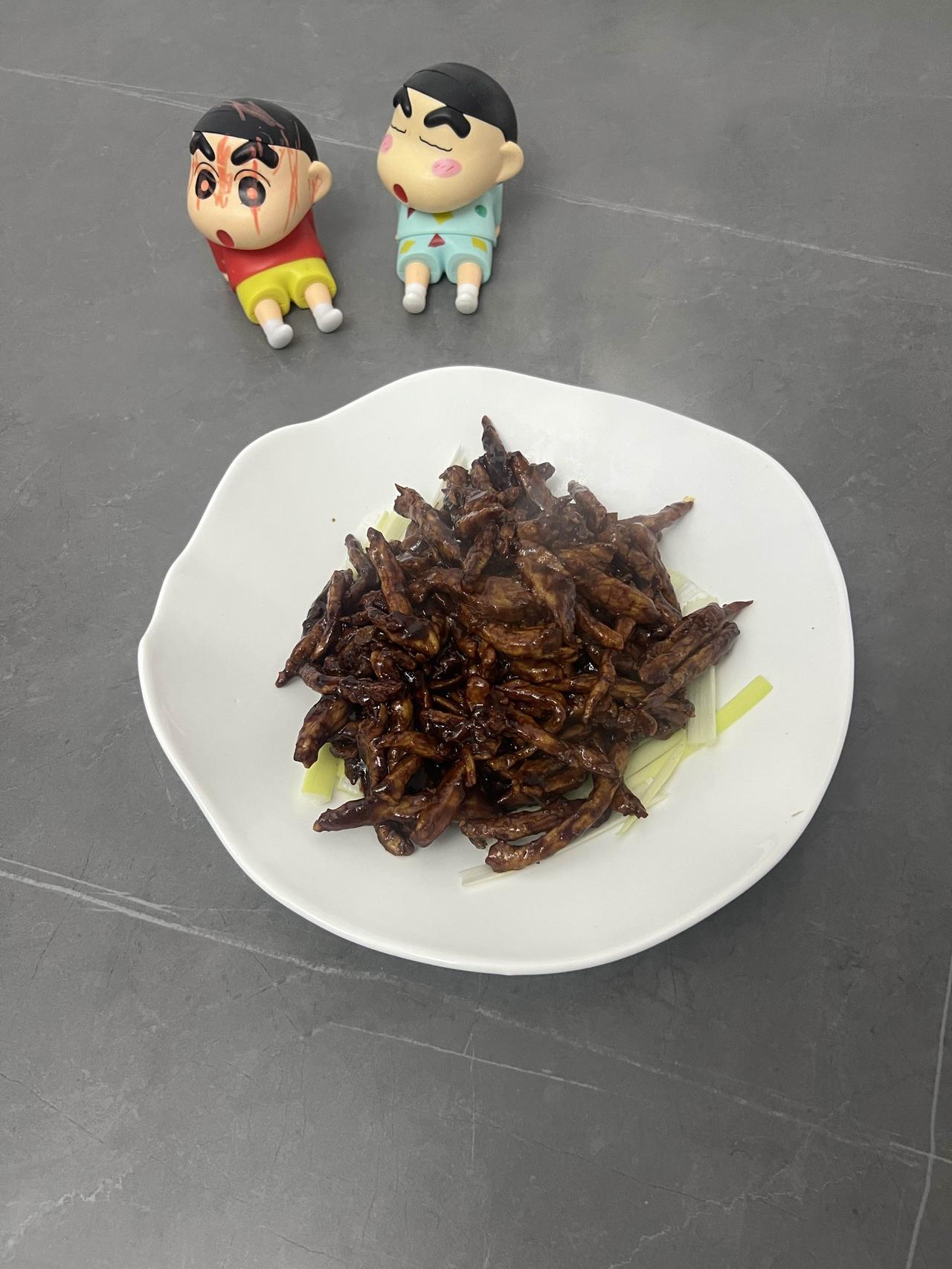 顺便做的京酱肉丝，就是放甜面酱多了一点，有点咸。
这个季节不冷不热，非常适合下厨