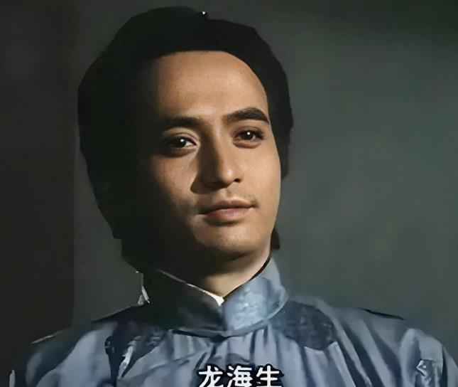 黎汉持天生有股贵族气质，并非歧视，只论气质，黎在凤凰当男主，周才刚出道，无奈凤凰