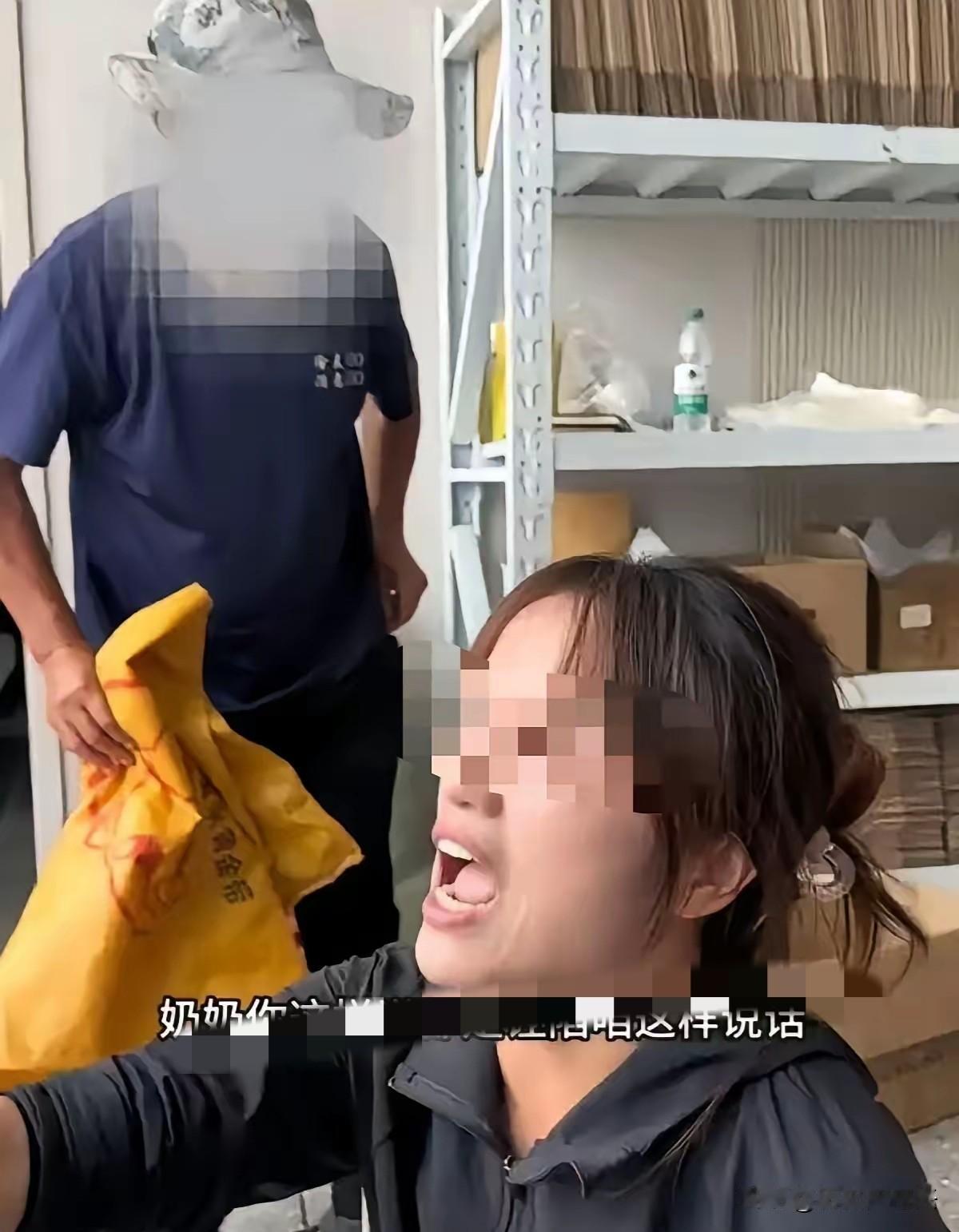 “你跪你的，我骂我的！”村支书吴霞直播帮村里卖干菜卖了两年，结果就因为一次芝麻叶