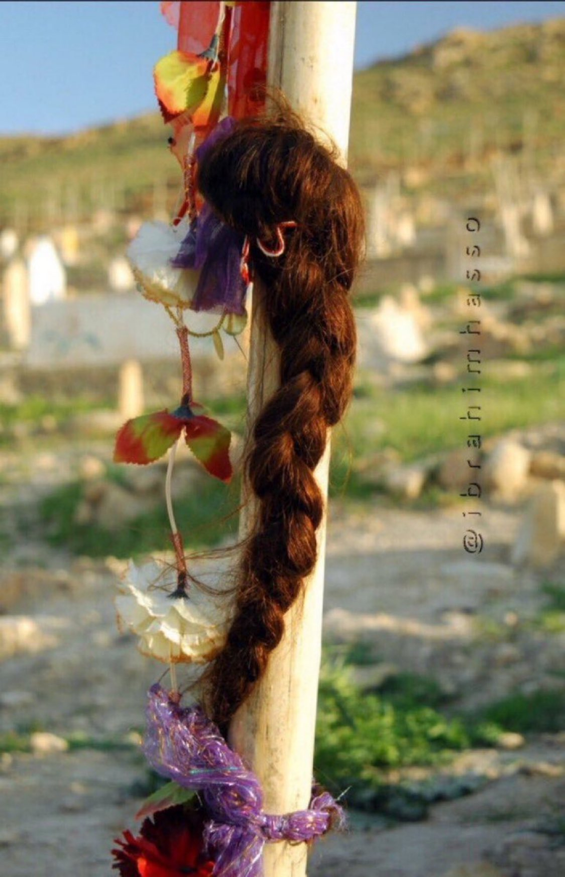 一名伊拉克雅兹迪族女孩在ISIS杀害了她的亲人后剪掉了她的辫子，成为一名对抗伊斯