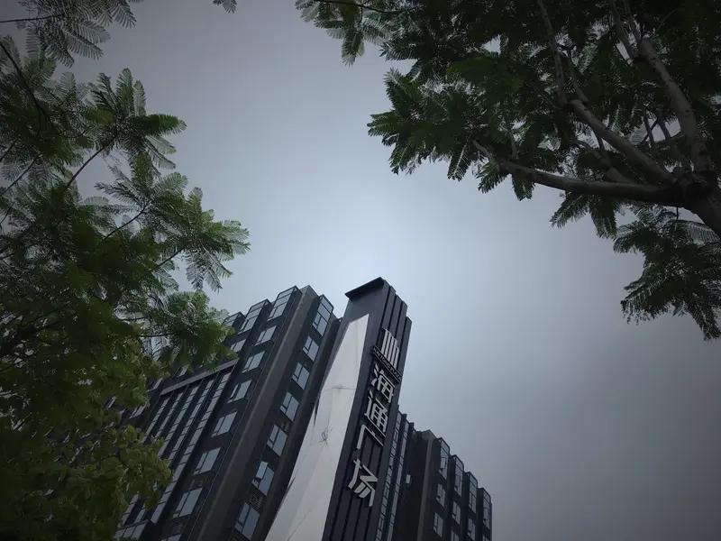 4月15日，海口的周女士入住一宸精品酒店，晚上房门竟被陌生男子用房卡刷开。周女士