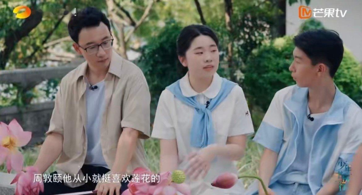 AI还原周敦颐创作爱莲说 清晨的露珠挂在莲尖，少年周敦颐蹲在池边，看水珠滚落如星