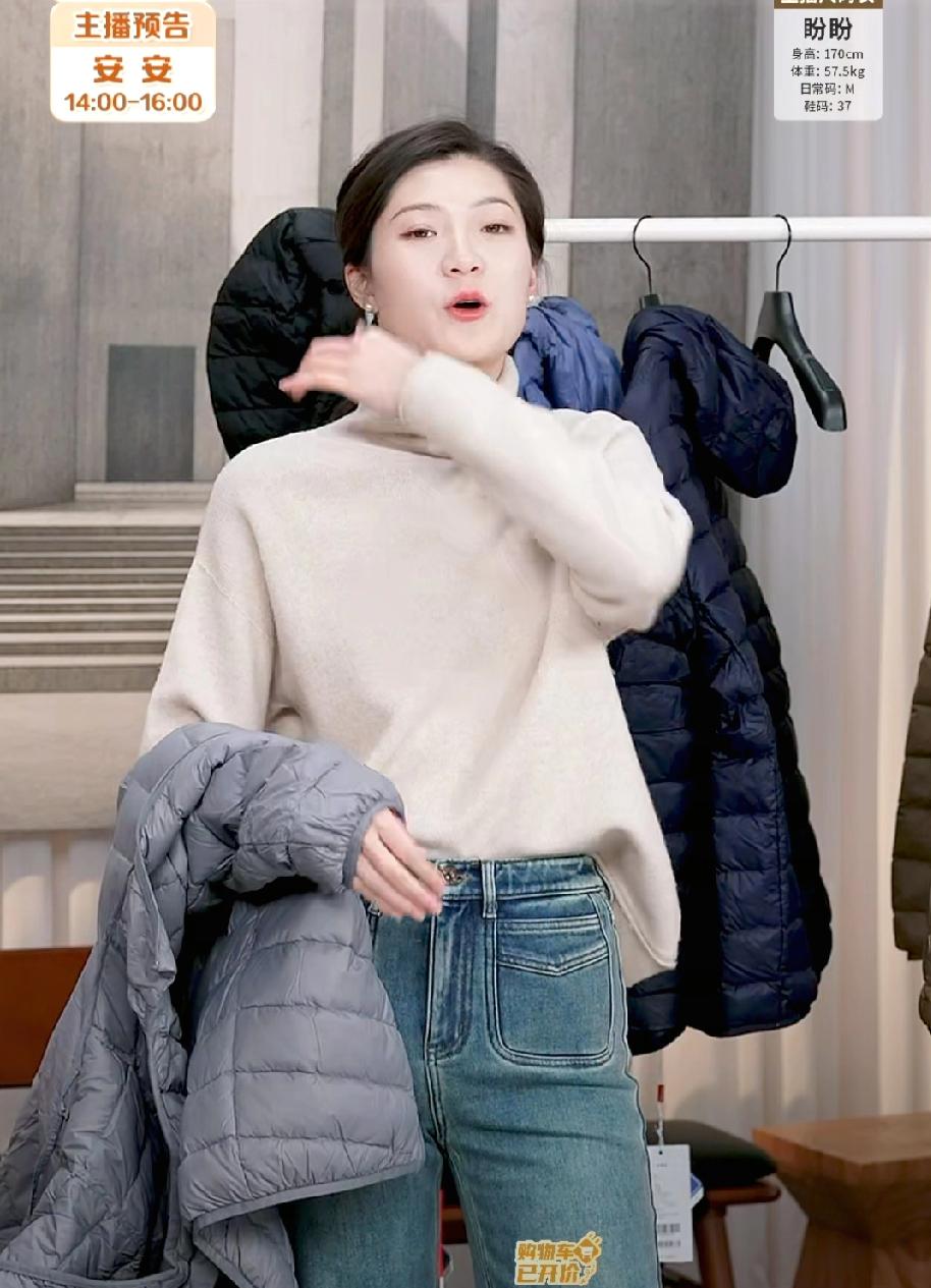 盼盼在讲一款男士羽绒服时，评论区却都在问:“毛衣几号链接？”“牛仔裤几号？”你们