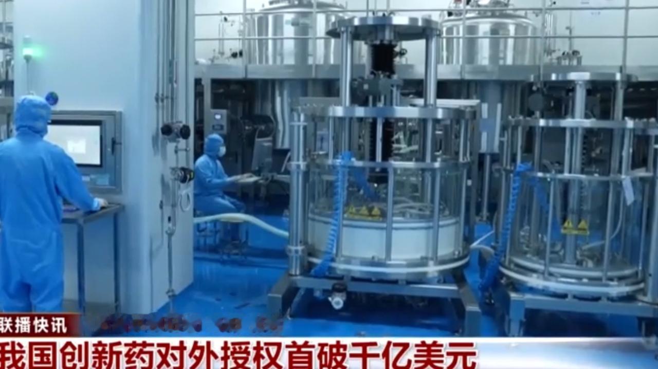 镜头中，制药工厂内自动化设备高速运转，身着防护服的工作人员紧盯操作面板、精准把控