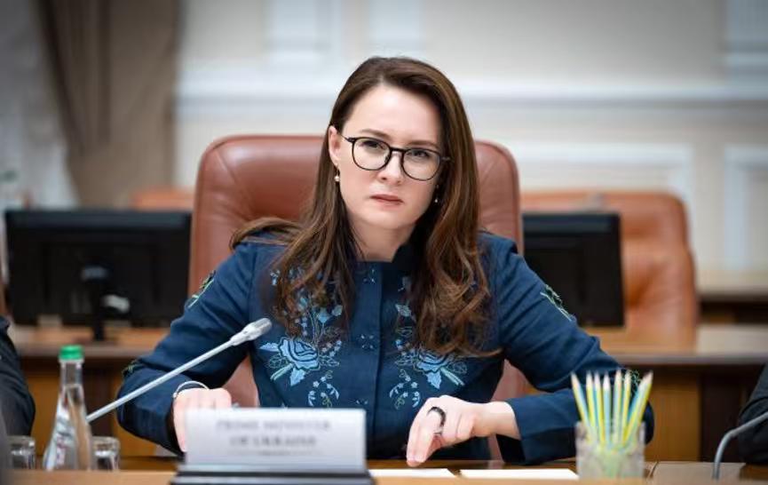 乌克兰前总理尤利娅·斯维里登科挺聪明的，其总理职位被泽连斯基解除后，本意是让她担