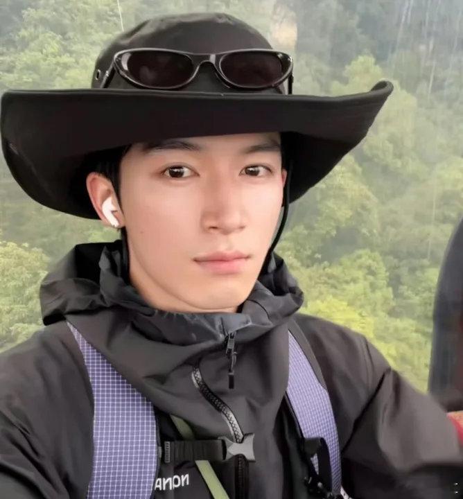 王星越给自己和粉丝挂锁王星越去华山给自己和粉丝挂锁！王星越去华山给自己和粉丝挂锁