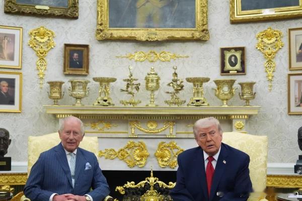 两个国王见面，大家觉得这个标准照效果如何？领带，手绢都到位？ 