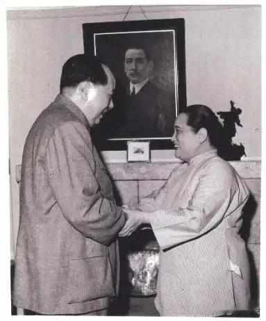 为什么毛主席会亲自力荐宋庆龄担任新中国国家主席？党龄仅有15天的宋庆龄又为何能在