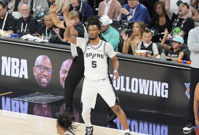 NBA总决赛，尼克斯对阵马刺的G3比赛中，出现了非常奇葩的一幕。比赛进行到最后6