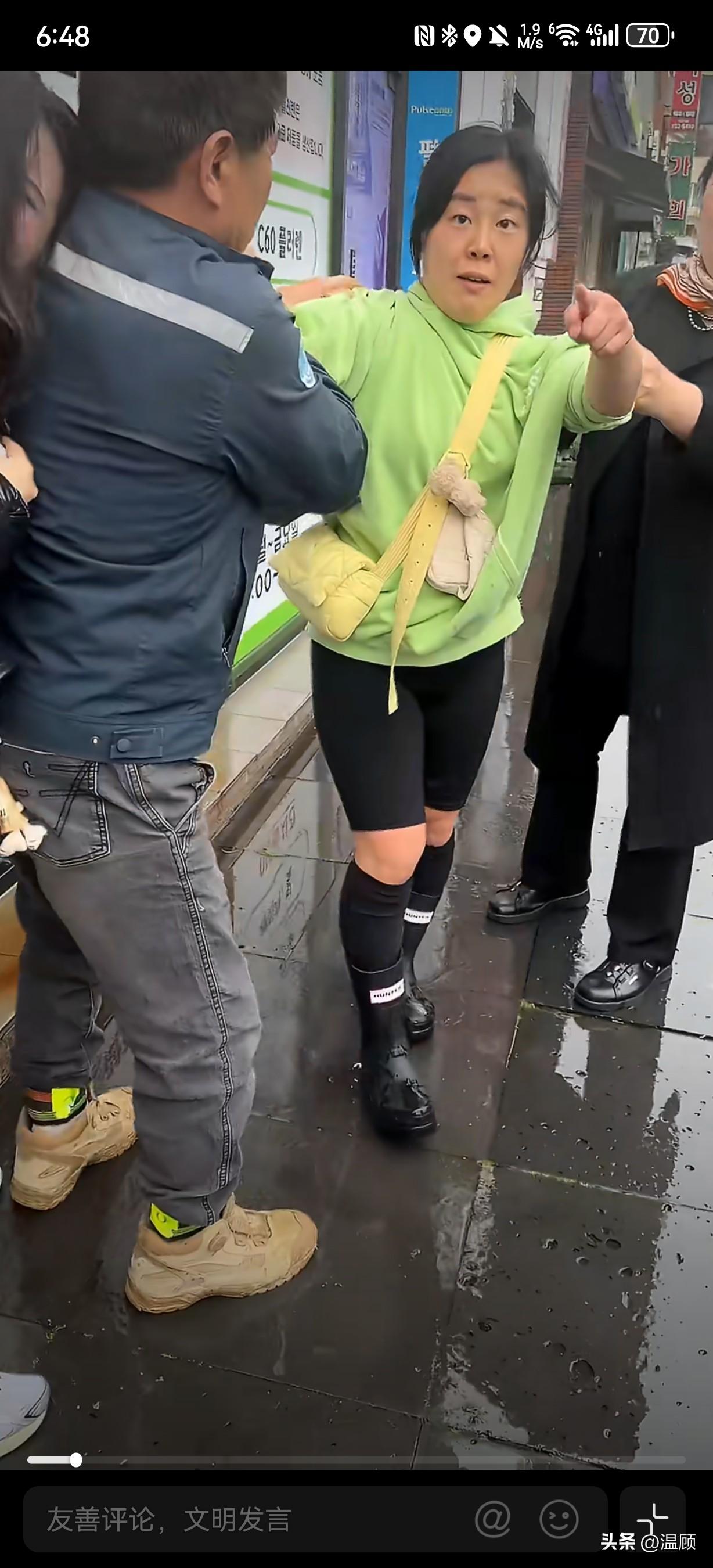 气愤！3月25日韩国济州岛，中国女游客正常拍视频，遭韩国女子（图中绿衣女子）无端