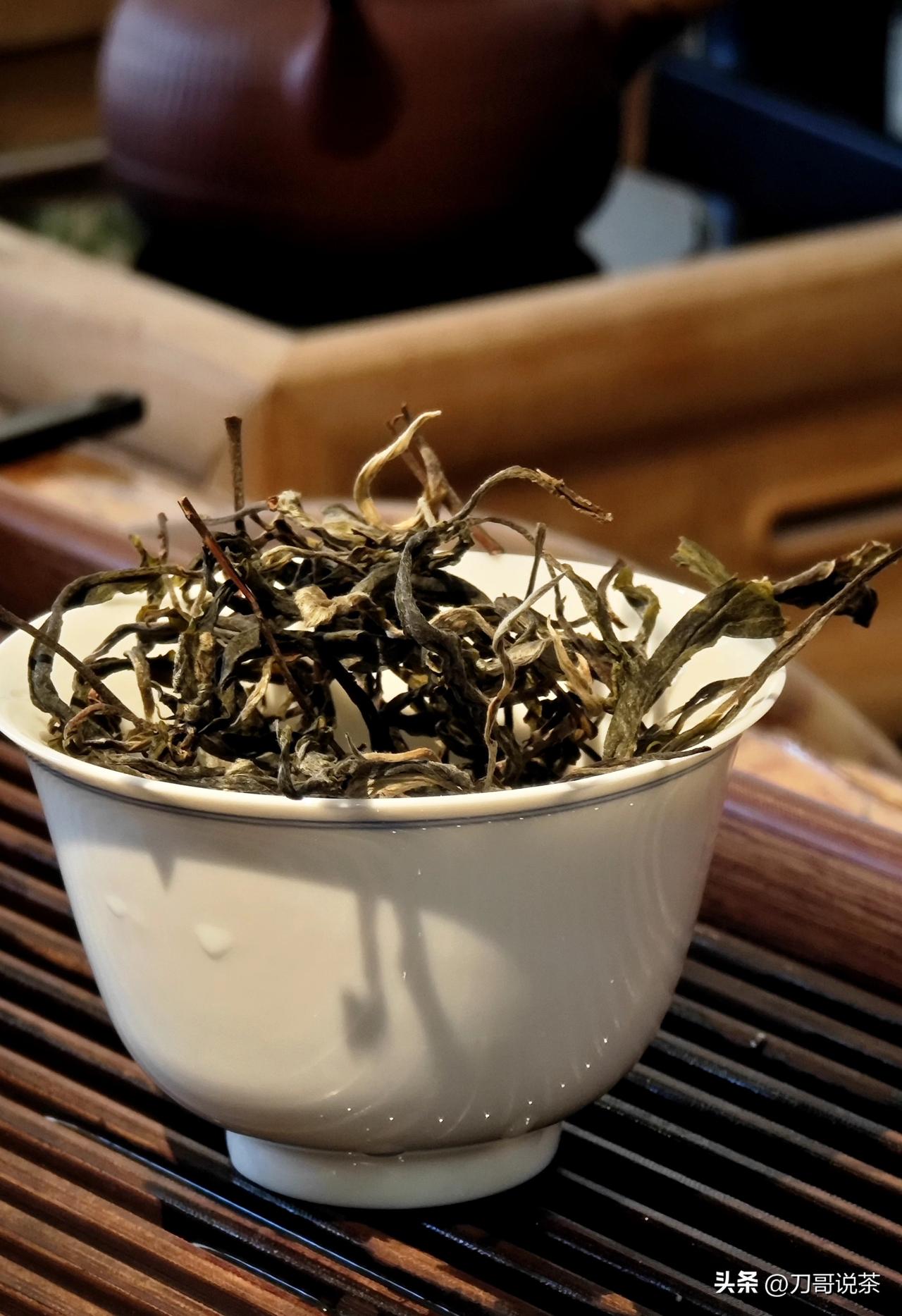 当年李白被诈骗犯汪伦骗到泾县，汪县令诡称“十里桃花没有，潭名尔”“万家酒店没有，