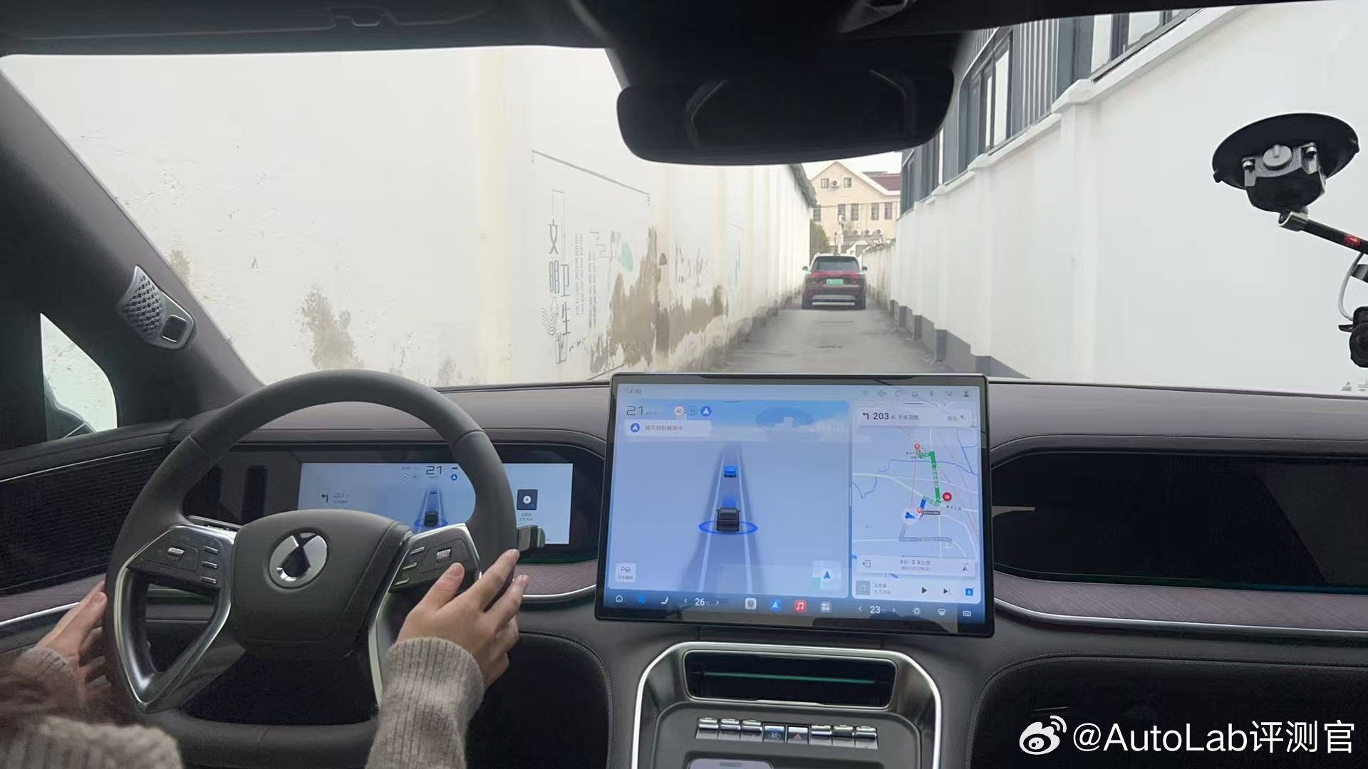 超2米宽的大车，大家敢开进这么窄的巷子吗？猜一猜辅助驾驶现在有没有这个技术和胆量